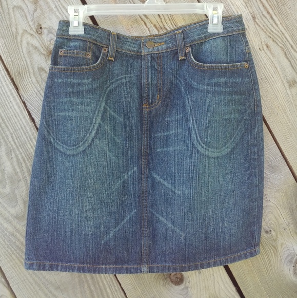 A jean skirt - Picture 2 of 4